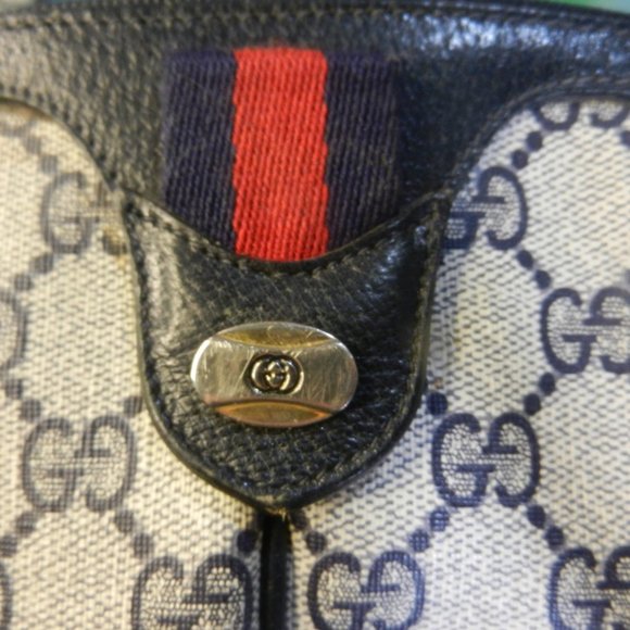 Gucci VTG collectible crossbody purse cream navy logo canvas curved shoulder bag - Picture 15 of 16